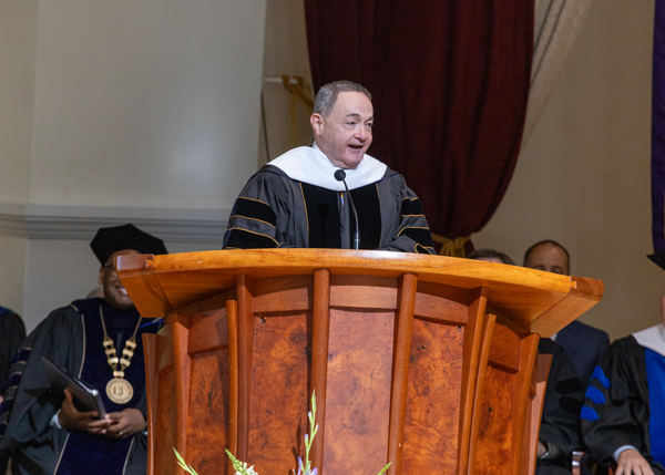 Dr. Andrew Westmoreland delivers commencement address at Houghton University