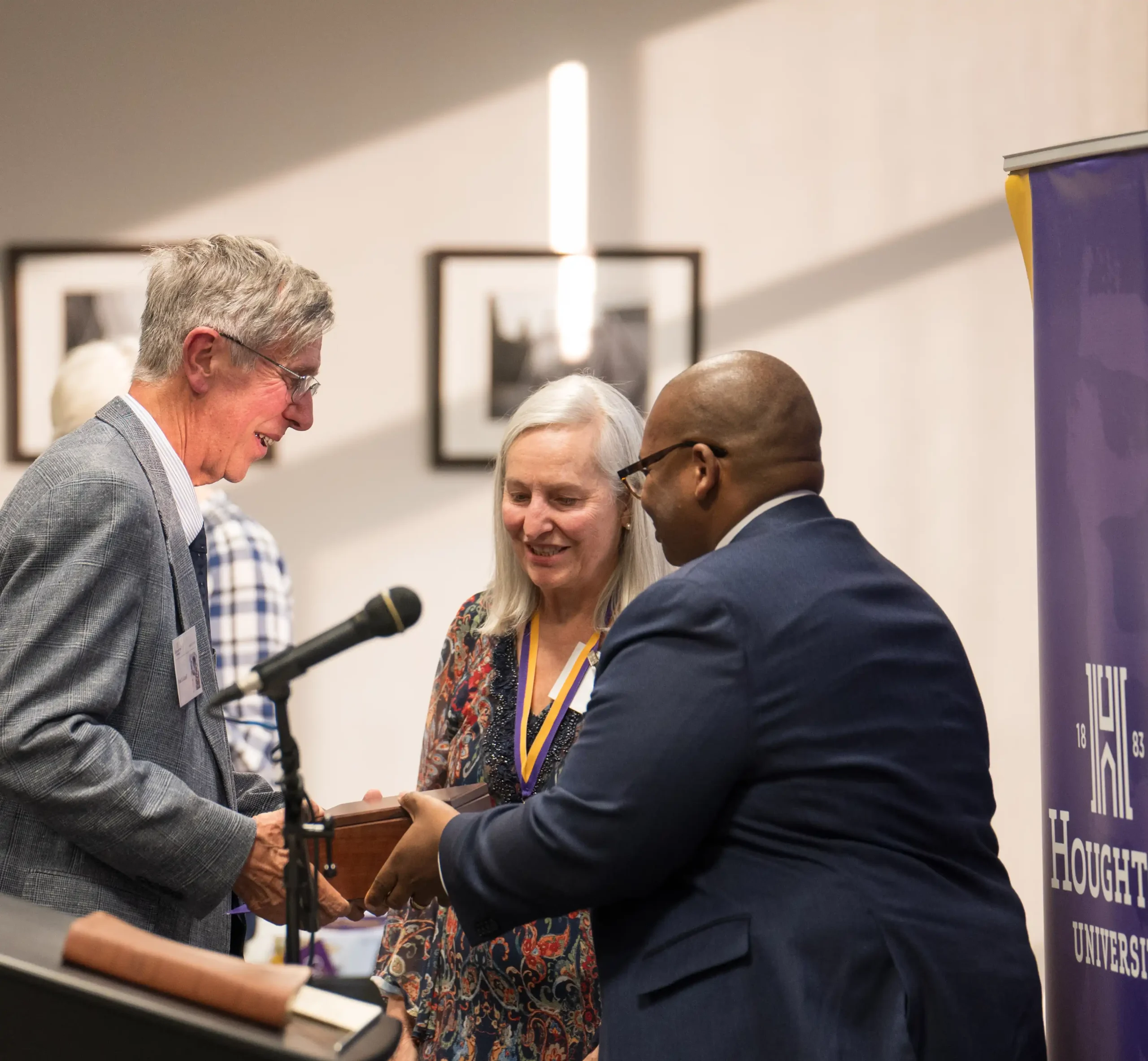 President Lewis awarding the Alumni Christian Service Award to Eckhoff's 2025